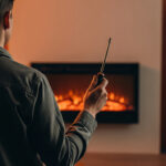 Jak naprawić typowe problemy z kominkiem elektrycznym? DIY vs. profesjonalna obsługa problemy z kominkiem elektrycznym. kominek elektryczny. Mężczyzna ze śrubokrętem gotowy do samodzielnej naprawy. Poradnik na kominkielektryczne.pl